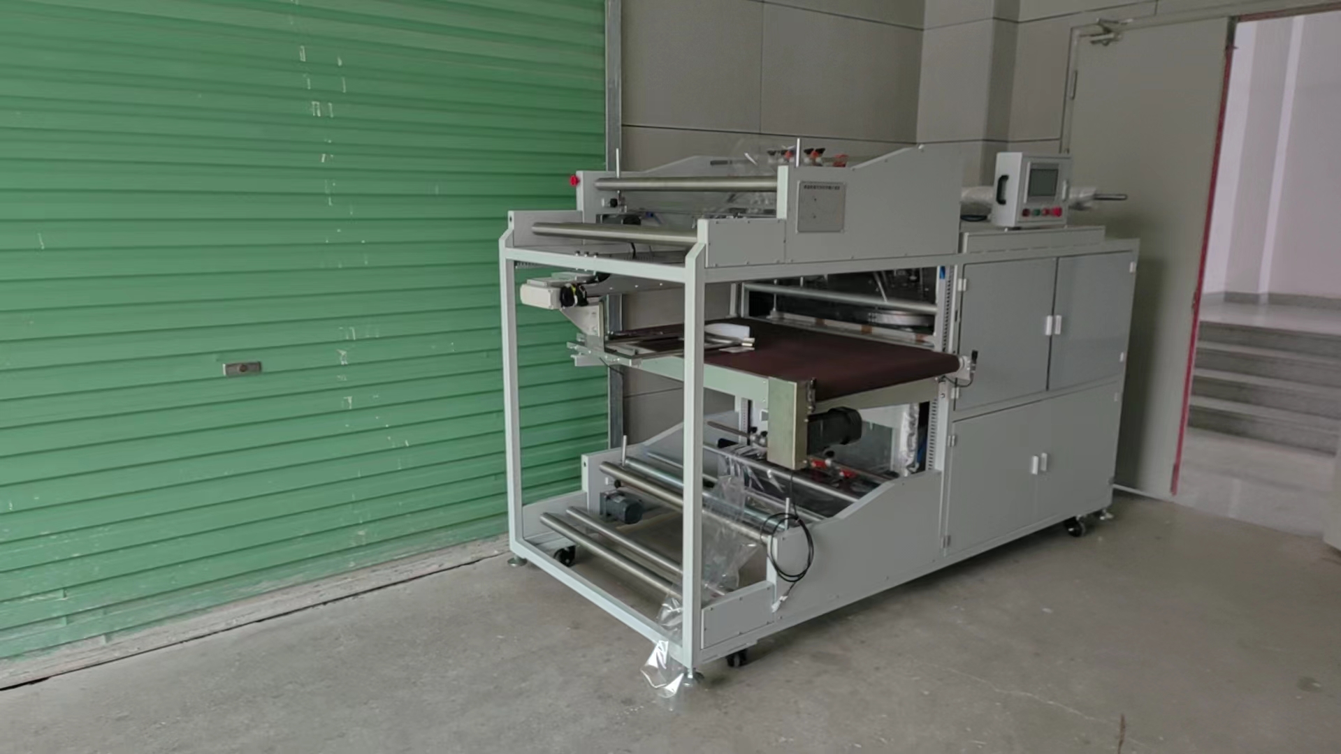 給重慶某國(guó)企提供的蚊香盤(pán)圓盤(pán)套袋收縮包裝機(jī)